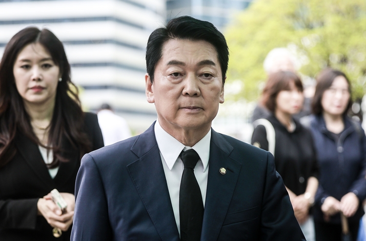 안철수 제21대 대통령 선거 국민의힘 경선 후보가 22일 서울 중구 명동대성당에 마련된 프란치스코 교황 빈소에 조문하기 위해 지하성당으로 들어가고 있다. / 뉴시스