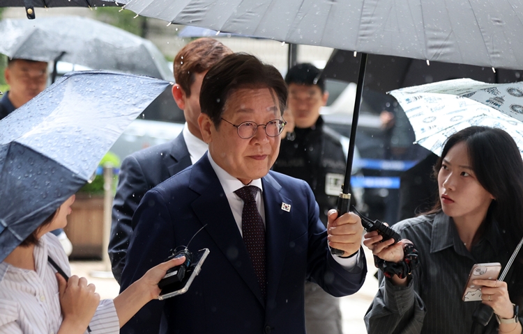 이재명 제21대 대통령 선거 더불어민주당 경선 후보가 지난 22일 서울 서초구 서울 서초구 서울중앙지법에서 열린 대장동 배임 및 성남FC 뇌물 의혹 사건 75차 공판에 출석하고 있다. / 뉴시스