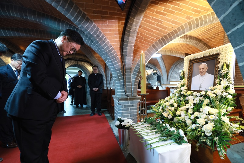 우원식 국회의장은 23일 오전 명동대성당을 찾아 지난 21일 선종한 프란치스코 교황의 추모 빈소를 조문했다. / 국회의장실