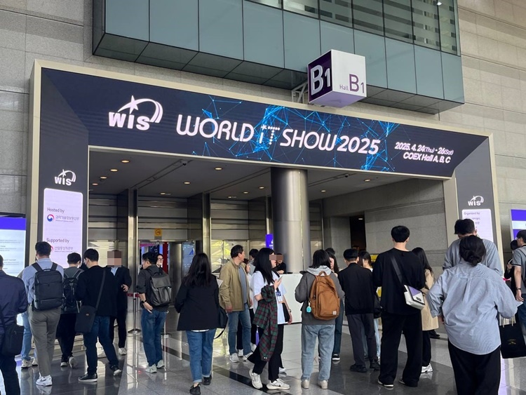 24일 서울 강남에 위치한 코엑스 A·B·C홀에서 국내 최대 ICT 전시회 2025월드IT쇼(WIS)가 개막했다. / 임다영 인턴기자