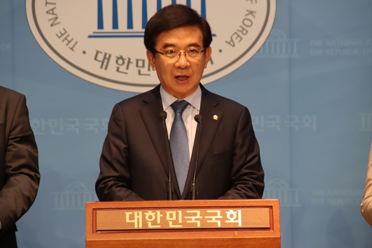 특위 위원장을 맡은 정일영(사진) 의원은 “윤석열 재판에 국민적 관심이 쏠린 상황을 이용해서 윤석열 탄생에 일조한 인사를 은밀히 공공기관장으로 이동시키고 있다”라고 비판하며, “공공기관 운영위원회 위원장과 대통령 권한대행을 맡은 최상목, 한덕수 두 사람을 강력히 규탄한다”라고 밝혔다. / 정일영 의원실 