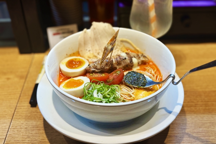 토리파이탄은 닭 육수를 기반으로 하는 라멘을 뜻한다. 바질 아지헨을 통해 로제파이탄을 색다르게 즐길 수 있다. / 사진=연미선 기자