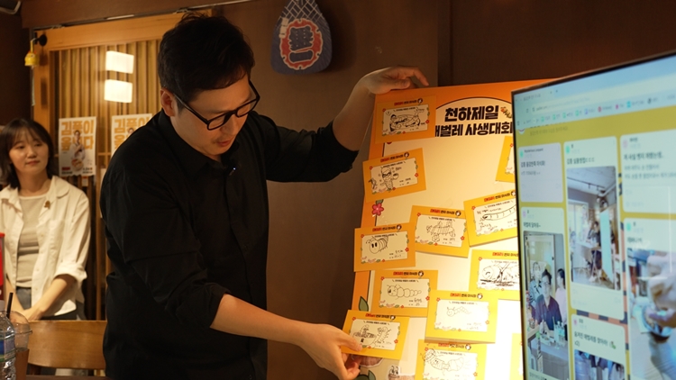 멘지 미식회서는 애벌레 사생대회가 개최됐다. 사진은 김풍 작가가 애벌레를 그린 그림 중에 우수한 작품을 선정하는 모습. / 본아이에프