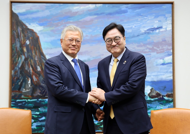 문재인 전 대통령은 25일 국회를 공식방문에 우원식 국회의장과 접견을 가졌다. / 국회 