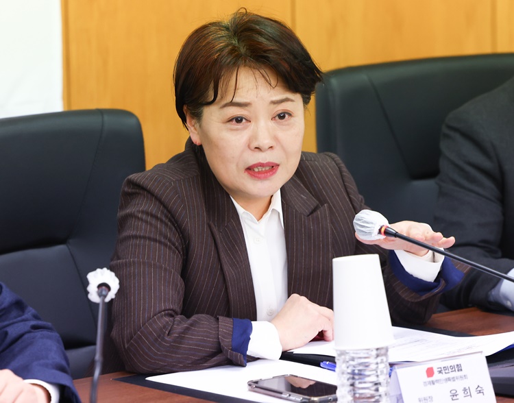 윤희숙 국민의힘 여의도연구원장이 지난 2월 13일 오후 서울 여의도 소상공인연합회에서 열린 국민의힘 경제활력민생특위-소상공인연합회 간담회에서 발언하고 있는 모습.  /뉴시스