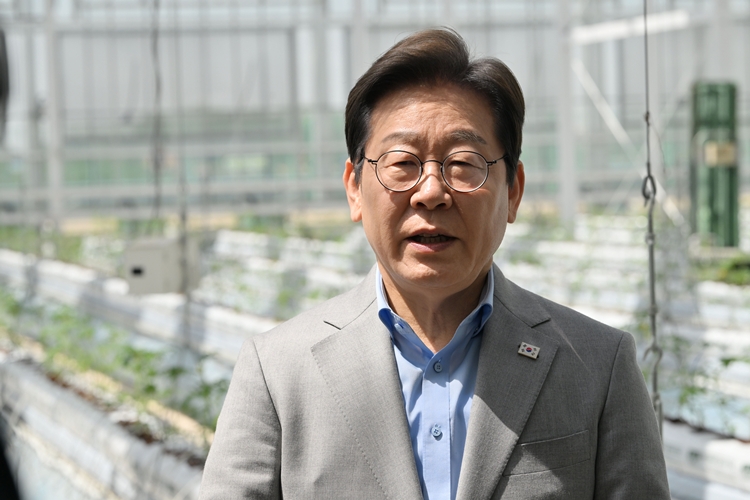 이재명 더불어민주당 대선 경선 후보가 25일 오전 전남 나주시 전남농업기술원에서 열린 '미래농업 전초기지 호남' 농업과학기술 진흥 간담회를 마친 뒤 취재진과 인터뷰하고 있다. / 뉴시스