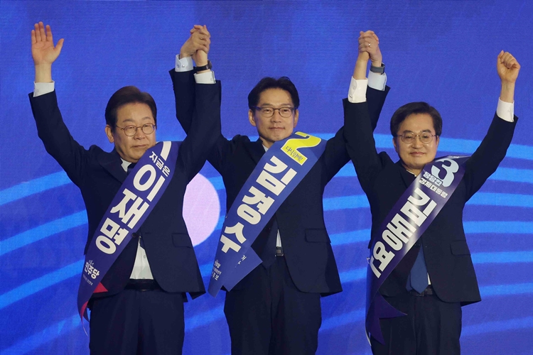 (사진 왼쪽부터) 이재명, 김경수, 김동연 더불어민주당 대선 경선 후보자들이 27일 경기도 고양시 킨텍스에서 열린 제21대 대통령 선거 후보자 선출을 위한 수도권·강원·제주 합동연설회에서 기념촬영을 하고 있다. / 뉴시스
