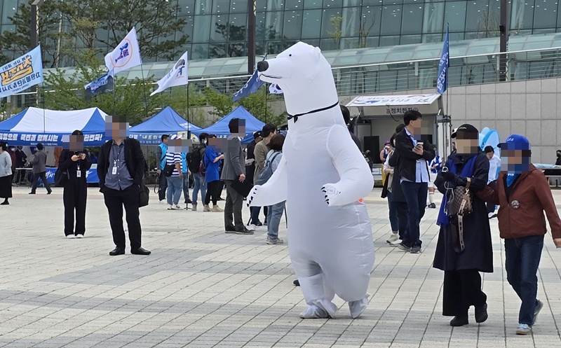 현장에는 북극곰 모양 인형이 등장하는 등 축제 현장을 방불케 했다. / 시사위크 