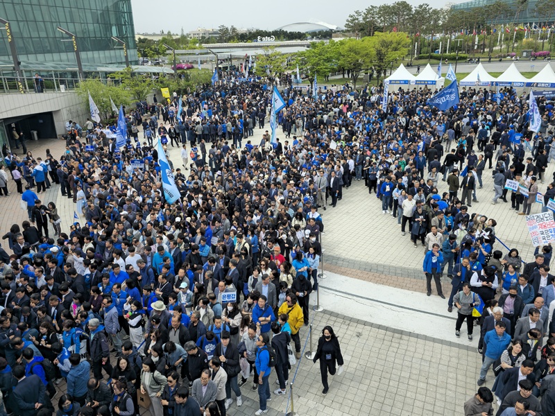 입장을 기다리고 있는 지지자들의 모습. / 사진=시사위크 