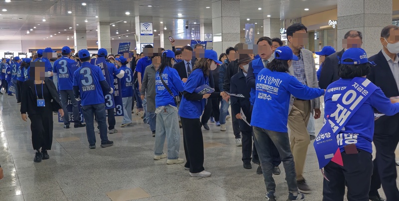 일렬로 입장하는 지지자들. 더불어민주당 공보국에 따르면 이날 오후 3시 기준 현장 인원은 1만5,000명으로 집계됐다. / 시사위크 
