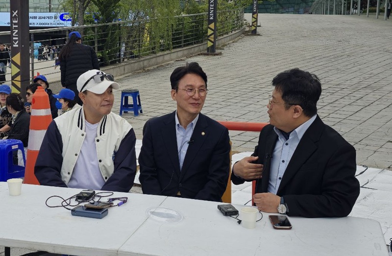 김민석 더불어민주당 최고위원은 이날 현장에서 진행된 한 유튜브 방송에 직접 출연했다. / 시사위크  
