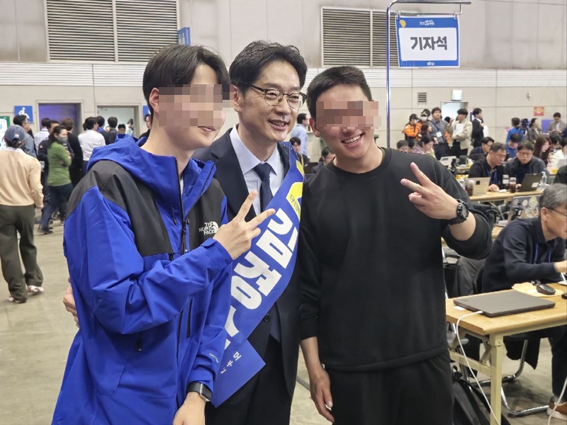 지지자들과 기념사진을 찍고 있는 김경수 후보의 모습 / 시사위크  