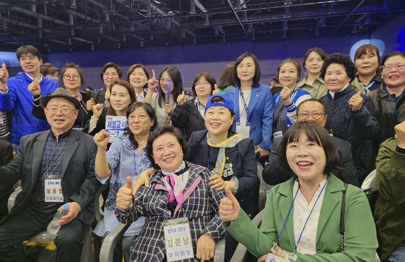 (사진 가운데 파란 모자 착용) 서영교 의원은 이날 곳곳에서 사진촬영을 요청하는 지지자들의 성원에 응하느라 분주한 모습을 보였다. / 시사위크 