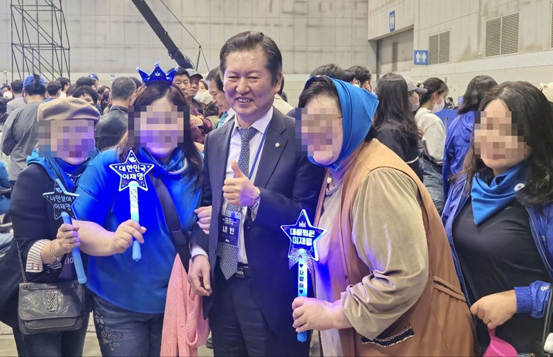 정청래 법사위원장이 지지자들과 기념사진을 찍으며 엄지손가락을 치켜세우고 있다.  / 시사위크 