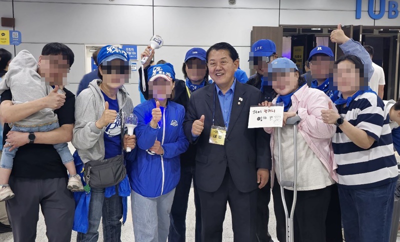 더불어민주당 김병주 최고위원이 현장을 방문한 지지자들과 기념사진을 찍고 있다. / 시사위크 