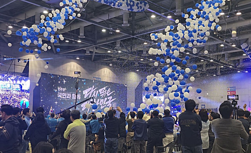 투표율 집계 결과가 발표되자, 장내는 지지자들의 엄청난 환호성으로 뜨겁게 달아올랐다. / 시사위크 