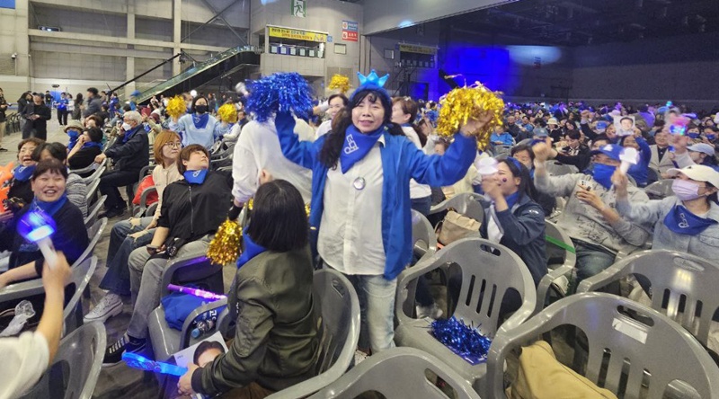 이날 행사장에는 응원봉과, 지지하는 후보자의 이름이 적힌 손팻말, 풍선, 형형색색 가발 등 다양한 응원도구가 등장했다. / 시사위크 