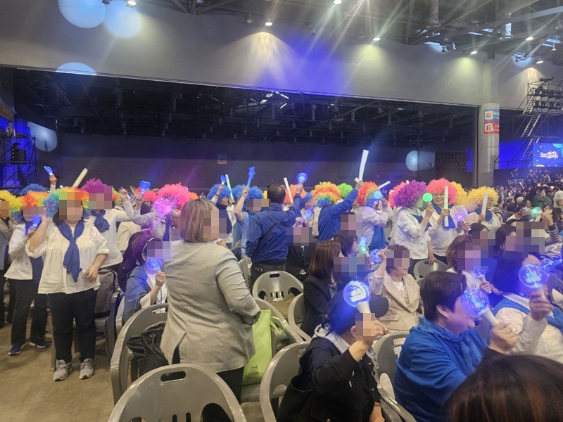 이날 행사장에는 응원봉과, 지지하는 후보자의 이름이 적힌 손팻말, 풍선, 형형색색 가발 등 다양한 응원도구가 등장했다. / 시사위크 