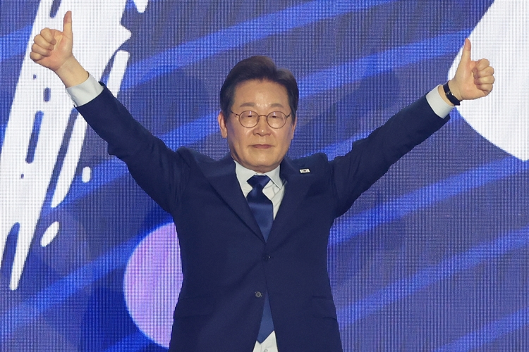 이재명 더불어민주당 전 대표(이하 후보)가 27일 21대 대통령 선거 민주당 공식 후보로 선출됐다. 사진은 이 후보가 이날 경기도 고양시 킨텍스에서 열린 제21대 대선 후보자 선출을 위한 수도권·강원·제주 합동연설회에서 두 손을 들어 보이고 있는 모습. / 뉴시스