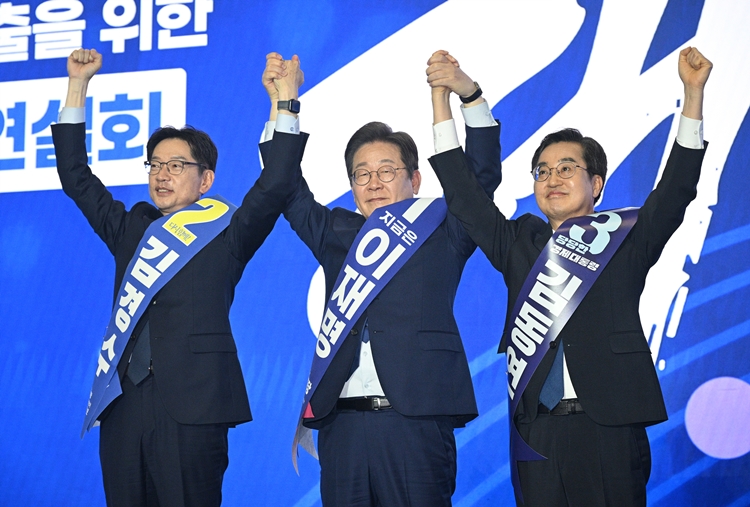 이재명 더불어민주당 전 대표(이하 후보)가 27일 당 대선 경선에서 총 득표율 89.77%를 얻으며 21대 대선 민주당 공식 후보로 선출됐다. 이 후보의 뒤를 이어 김동연 후보는 6.87%를, 김경수 후보는 3.36%를 득표했다. 사진은 이날 경기도 고양시 킨텍스에서 열린 민주당 제21대 대선 후보자 선출을 위한 수도권·강원·제주 합동연설회에서 이 후보가 대선후보로 선출된 후 김경수, 김동연 후보와 인사하고 있는 모습. / 뉴시스