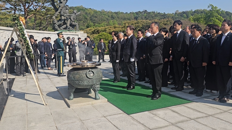 이재명 더불어민주당 대선 후보가 28일 서울 동작구에 위치한 국립현충원을 찾아 지도부 및 민주당 의원들과 현충탑에서 참배하고 있다. / 전두성 기자
