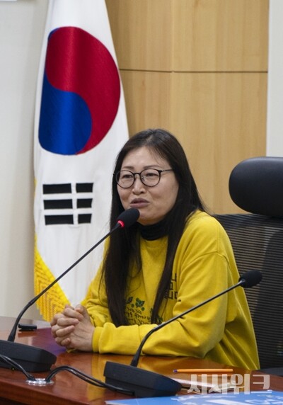 꿈수저청년장학기금에 500만원을 기부한 세월호 참사 유가족 전인숙 씨가 발언하고 있는 모습. / 사진=이민지 기자