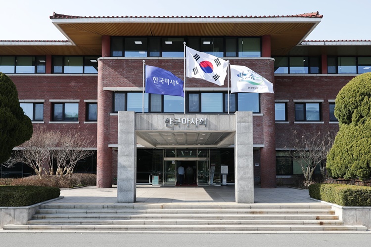 한국마사회 회장 선임 움직임을 둘러싸고 우려와 반발이 확산하고 있다. / 한국마사회