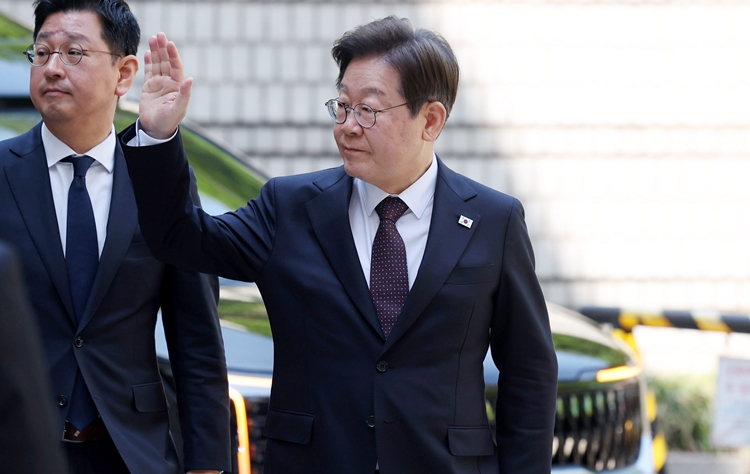 대법원이 이재명 더불어민주당 대선 후보의 공직선거법 위반 사건 상고심을 내달 1일 선고한다. 사진은 이 후보가 지난 29일 오전 서울 서초구 서울중앙지방법원에서 '대장동 배임 및 성남FC 뇌물 의혹' 혐의와 관련 공판에 출석하며 지지자를 향해 손을 흔들고 있는 모습. / 뉴시스