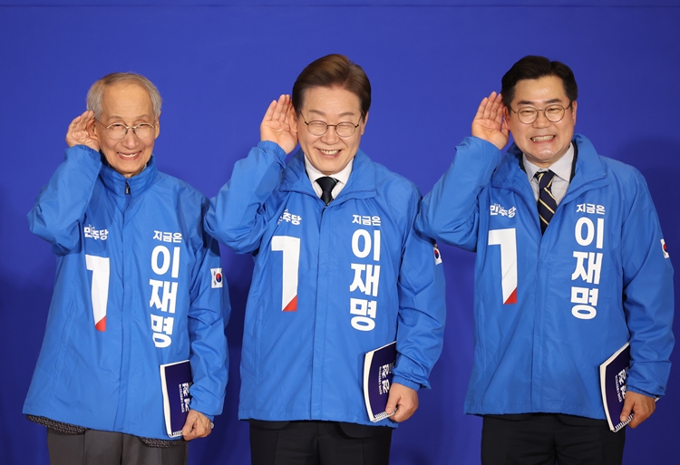 30일 국회 의원회관에서 열린 더불어민주당 제21대 대통령선거 '진짜 대한민국' 중앙선거대책위원회 출범식에서 이재명 대선 후보와 윤여준, 박찬대 총괄선대위원장이 선거복을 입고 경청노트를 든 채 경청하는 포즈를 취하고 있다. / 뉴시스