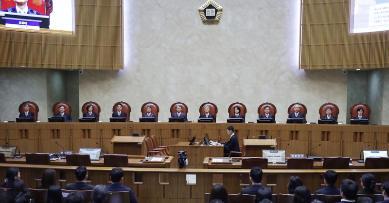  조희대 대법원장을 비롯한 대법관들이 1일 오후 이재명 더불어민주당 대선 후보의 공직선거법 사건 전원합의체 선고를 위해 서울 서초구 대법원 대법정에 입장해 자리에 앉아 있다. / 사진공동취재단, 뉴시스 