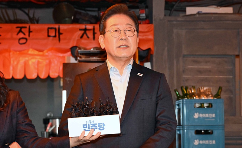 이재명 더불어민주당 대선후보가 1일 오후 서울 종로구의 한 포장마차에서 열린 비전형 노동자 간담회를 마친 뒤 대법원이 공직선거법 위반과 관련한 2심 판결을 파기 환송한데 대한 취재진 질문에 답하고 있다. / 사진공동취재단, 뉴시스