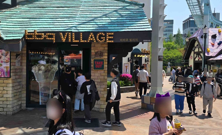 제너시스BBQ 그룹은 ‘BBQ 잠실 롯데월드점’의 지난해 같은 달 대비 올해 4월 매출이 2배 상승했다고 밝혔다. / 제너시스BBQ 그룹