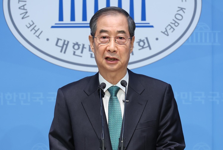 한덕수 전 국무총리가 2일 서울 여의도 국회 소통관에서 대선 출마 기자회견을 하고 있다. /뉴시스