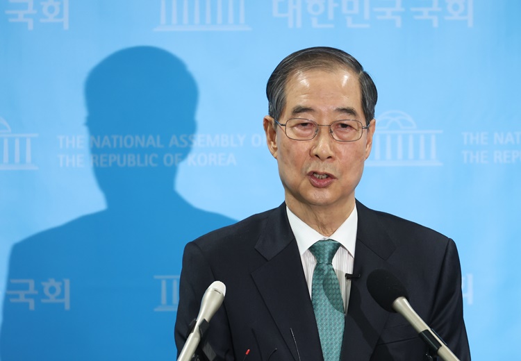 한덕수 전 국무총리가 2일 서울 여의도 국회 소통관에서 대선 출마 기자회견을 마친 뒤 백브리핑을 하고 있다. /뉴시스