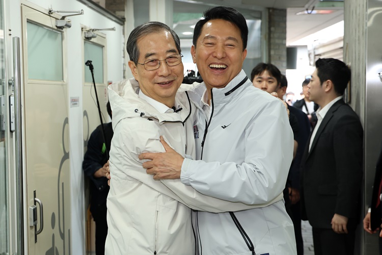 제21대 대통령 선거에 출마한 한덕수(왼쪽) 전 총리가 2일 서울 종로구 주민공동시설 '새뜰집' 온기창고에서 오세훈 서울시장과 포옹하고 있다. /뉴시스