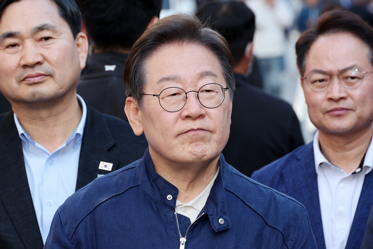민심을 청취하는 '경청 투어'에 나선 이재명 더불어민주당 대선후보가 2일 오후 강원도 인제군 원통전통시장을 방문한 후 백브리핑을 하고 있다. / 뉴시스