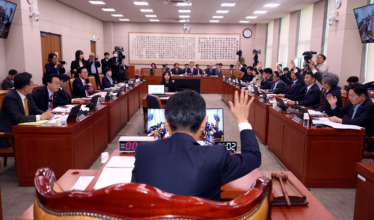 정청래 국회 법사위원장과 더불어민주당을 비롯한 의원들이 2일 오후 서울 여의도 국회에서 열린 법제사법위원회 전체회의에서 '대통령 당선시 재판정지' 형사소송법 개정안 소위 회부에 대해 거수로 찬성 표시를 하고 있다. / 뉴시스