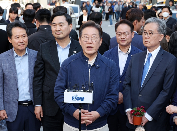 ‘6·3 조기 대선’이 약 한 달 앞으로 다가온 가운데, 이재명 더불어민주당 대선 후보의 공직선거법 위반 사건이 이번 대선 정국의 최대 변수로 자리 잡은 모습이다. 사진은 민심을 청취하는 '경청 투어'에 나선 이 후보가 2일 오후 강원도 인제군 원통전통시장을 방문한 후 백브리핑을 하고 있는 모습. / 뉴시스