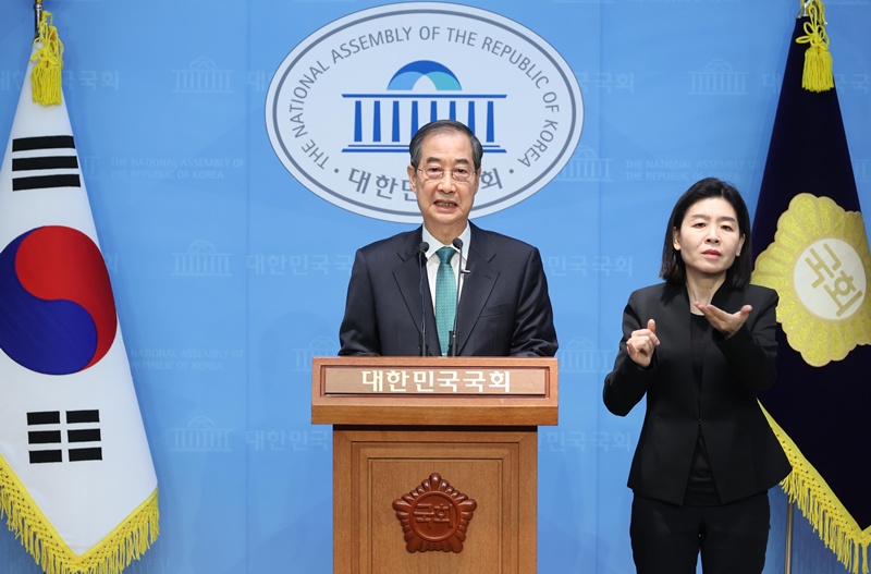 사진은 한덕수 전 국무총리가 2일 서울 여의도 국회 소통관에서 대선 출마 기자회견을 하고 있는 모습. / 뉴시스