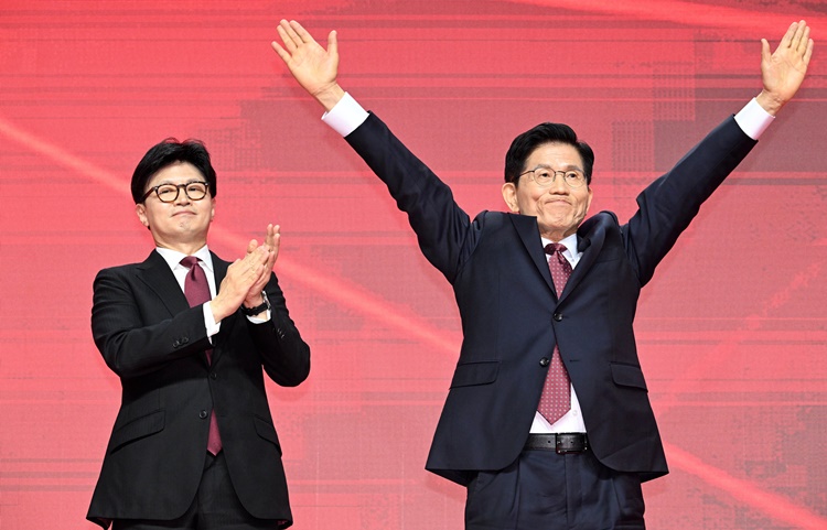 3일 경기 고양 킨텍스에서 열린 국민의힘 대선 후보 선출 전당대회에서 최종 후보로 선출된 김문수 후보가 한동훈 후보의 축하를 받고 있다. /뉴시스
