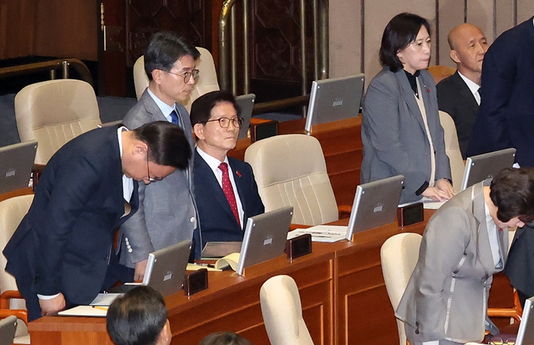 지난 2024년 12월 11일 오후 서울 여의도 국회에서 열린 제419회국회(임시회) 제1차 본회의 윤석열 대통령 위헌적 비상계엄 선포 내란행위 관련 긴급현안질문에 출석한 조규홍(왼쪽) 보건복지부 장관 등 국무위원들이 서영교 더불어민주당의 계엄 사태와 관련해 사과를 요구하자 자리에서 일어나 고개를 숙이고 있다. 김문수 전 고용노동부 장관은 자리에 앉아 있다.