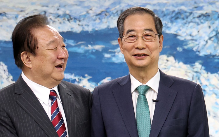 대선 출마를 선언한 한덕수 전 국무총리가 3일 오후 서울 영등포구 여의도 국회 헌정기념관에서 정대철 헌정회장을 예방해 기념촬영을 하고 있다. /뉴시스