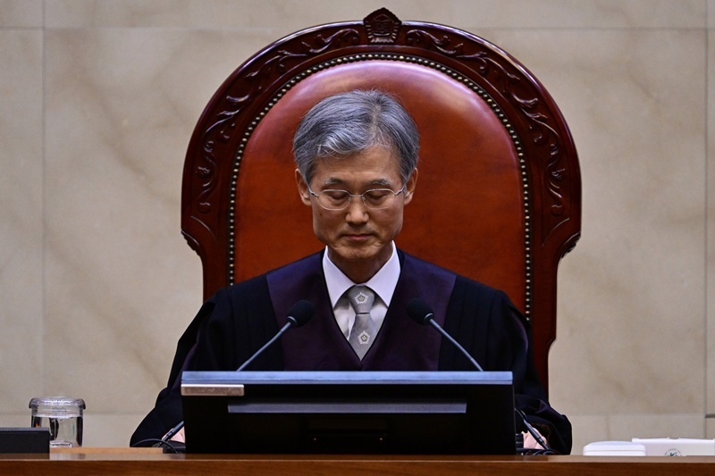조희대 대법원장이 1일 오후 서울 서초구 대법원 대법정에서 이재명 더불어민주당 대선 후보의 공직선거법 위반 사건 상고심 선고를 준비하며 생각에 잠겨 있다. / 뉴시스