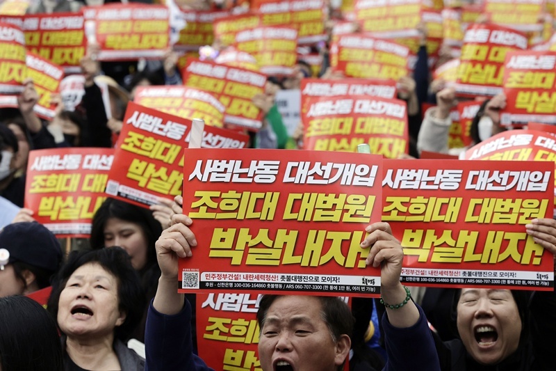 촛불행동이 3일 서울 서초구 대법원 인근에서 집회를 열고 대법원 규탄, 대선개입 중지를 촉구하고 있다. / 뉴시스