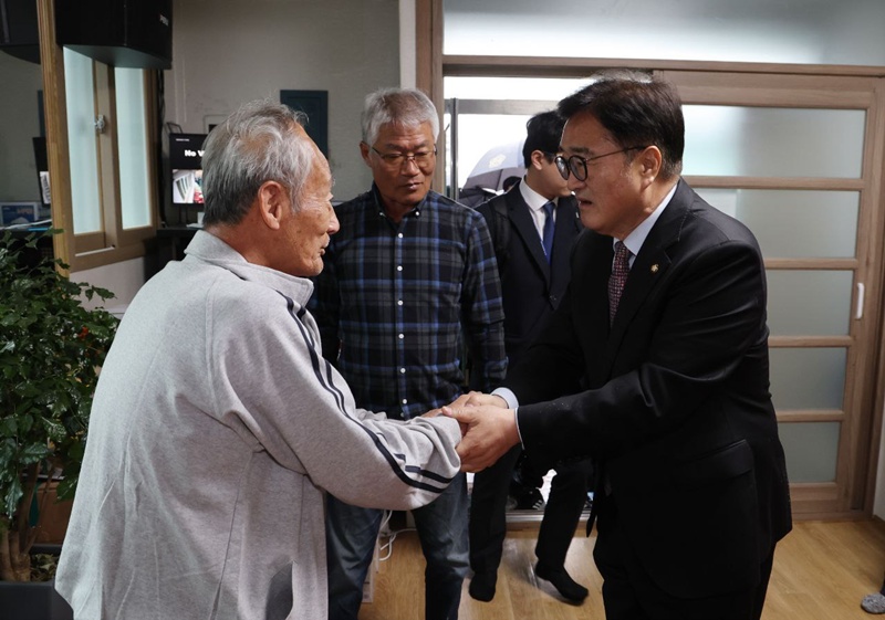 우 의장은 안동 일직면 임시주거시설을 방문해 현장 시설을 점검하고 이재민을 위로했다. / 국회의장실
