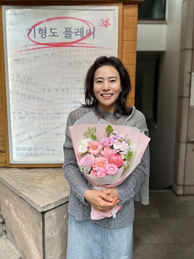 배우 서정연이 연극 ‘기형도 플레이’로 관객과 소통했다. / 키이스트