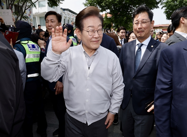 이재명 더불어민주당 대선 후보의 공직선거법 위반 사건 파기환송심 첫 공판이 대선 이후인 내달 18일로 연기됐다. 사진은 이 후보가 7일 전북 전주시 완산구 풍남문 인근에서 시민들에게 인사를 하고 있는 모습. / 뉴시스