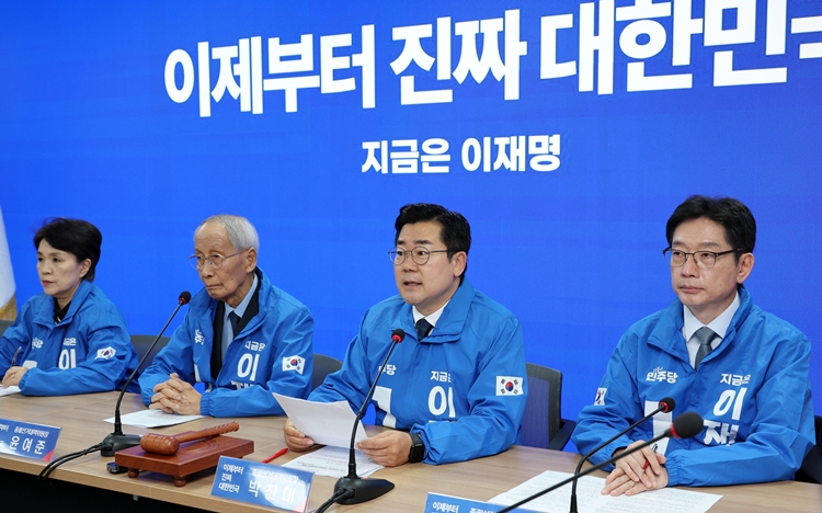 법원이 이재명 더불어민주당 후보의 공직선거법 위반 사건 파기환송심 첫 공판을 대선 이후로 연기했지만, 민주당은 대법원 압박을 지속하는 모습이다. 사진은 박찬대(오른쪽 두 번째) 상임 총괄선대위원장이 7일 서울 여의도 중앙당사에서 열린 중앙선거대책위원회의에서 발언하고 있는 모습. / 뉴시스