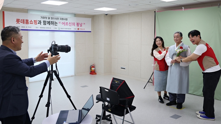 롯데홈쇼핑이 지역 독거 어르신 50명을 초청해 ‘어르신의 봄날’ 행사를 진행했다. / 롯데홈쇼핑
