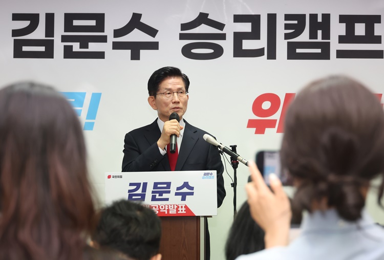 김문수 국민의힘 대선 후보가 8일 서울 여의도 캠프 사무실에서 현안 기자회견을 하고 있다. /뉴시스